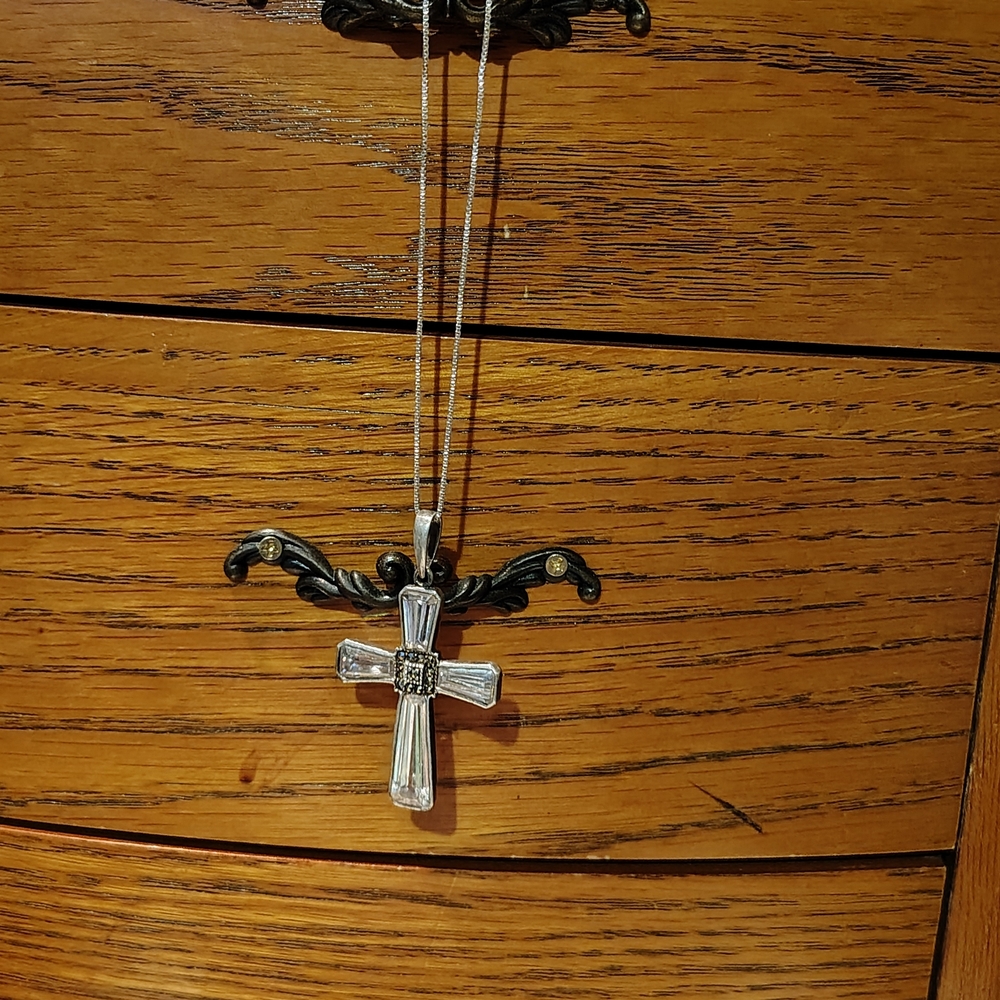 Chic Silver Cross Pendant Necklace